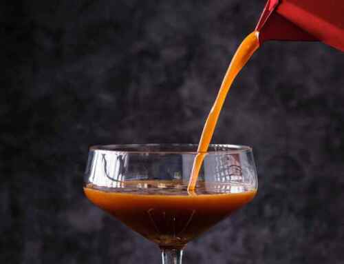 Wie kriegt man den Schaum auf Espresso Martini?